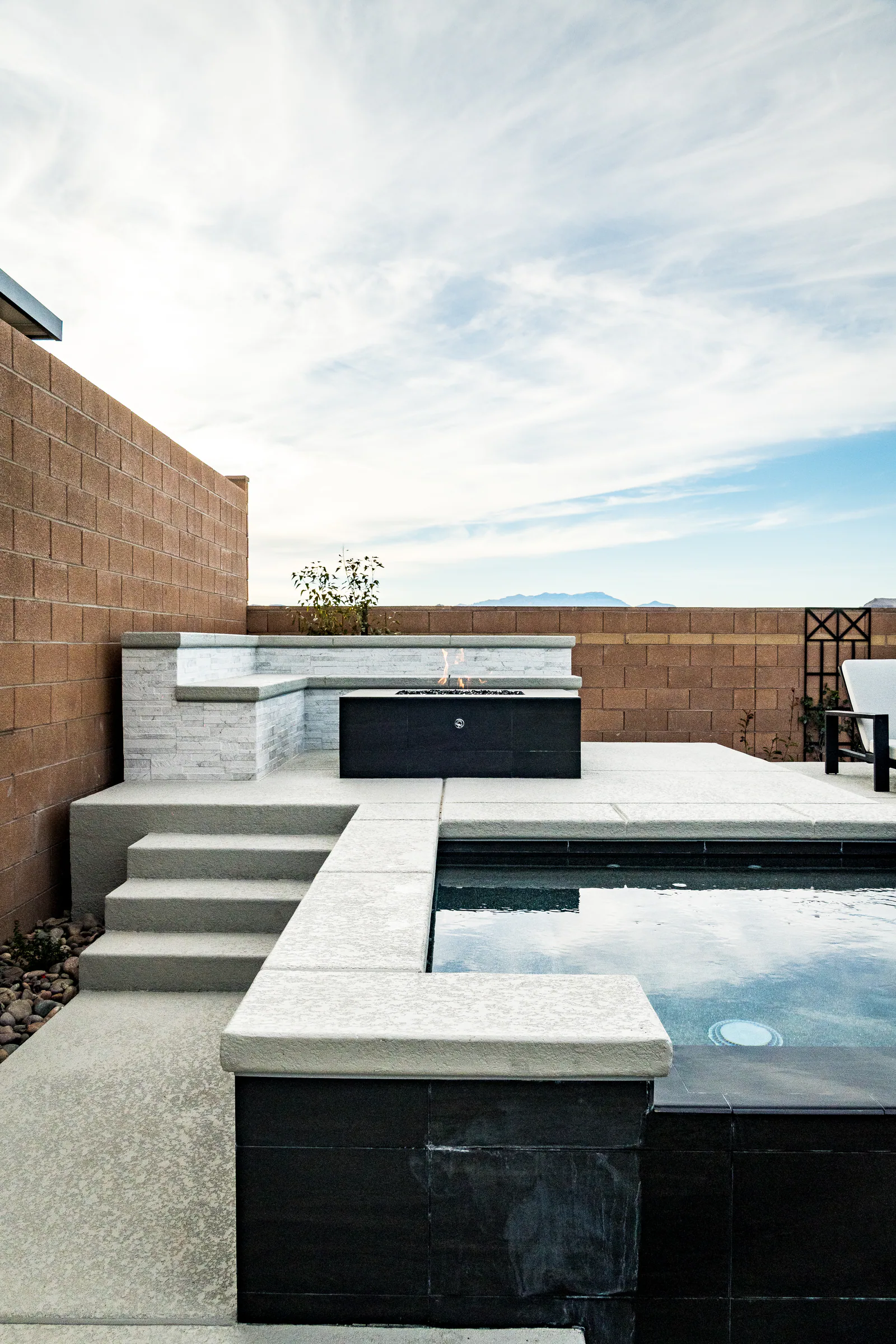Palmer project showing closeup spa corner steps firetable bench